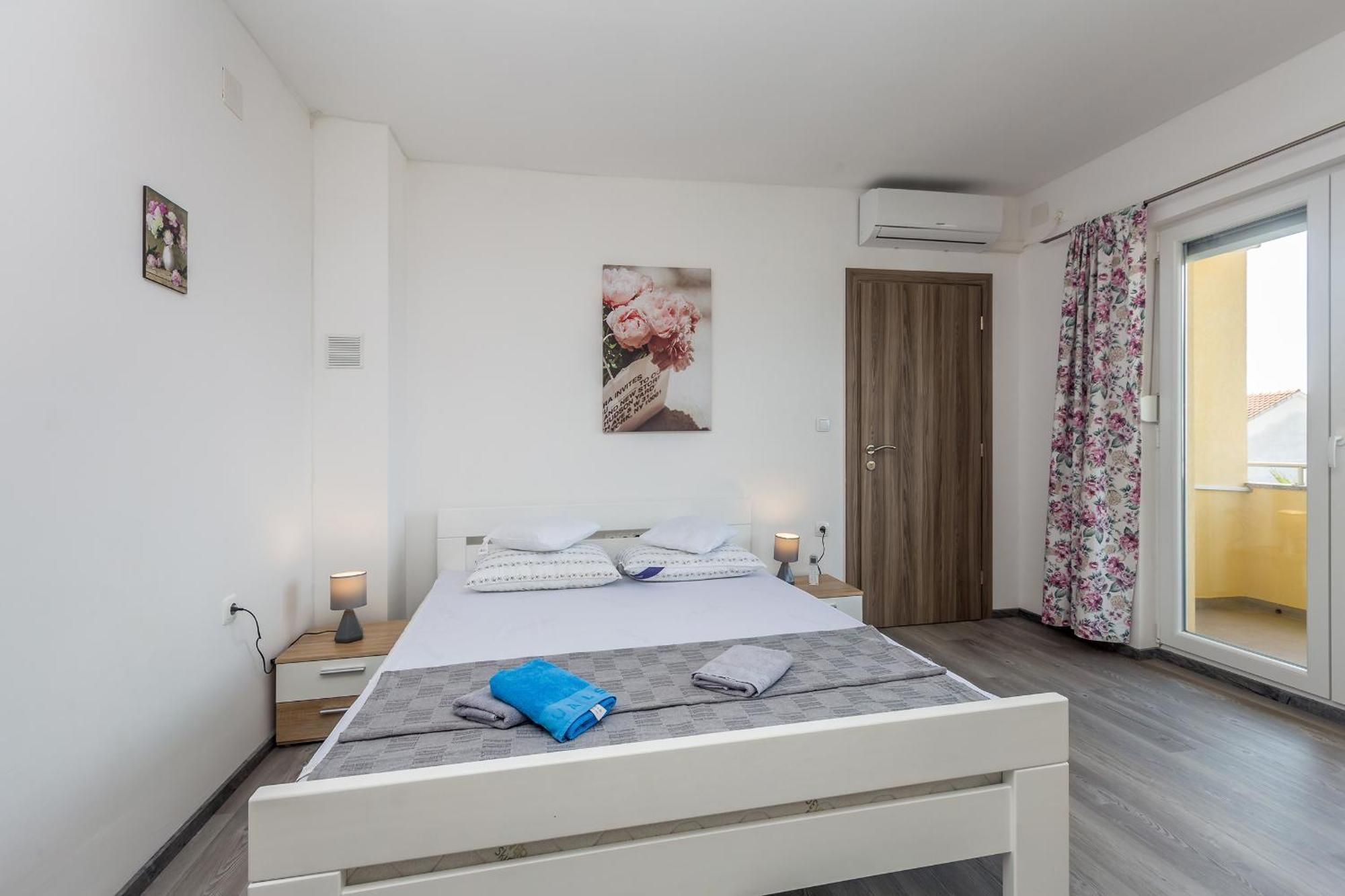Apartmani Tena Njivice Bagian luar foto